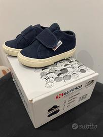 Scarpe Superga con strappo