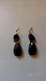 Orecchini pendenti neri con dettagli dorati 1°Foro