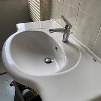 Lavabo in ceramica bianca