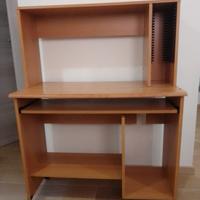 Scrivania con rialzo porta CD e piano tastiera PC