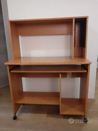 Scrivania con rialzo porta CD e piano tastiera PC