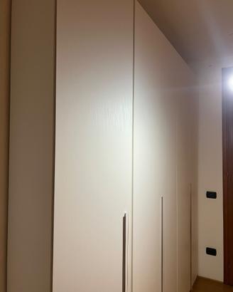 Armadio bianco effetto legno