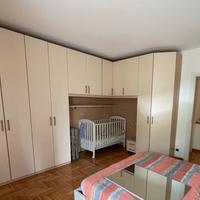 Cameretta ad angolo con scrivania