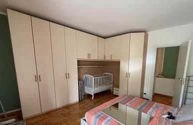 Cameretta ad angolo con scrivania