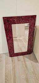 Specchio da parete con cornice a mosaico rosso