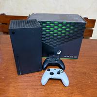 Xbox serire X con due controller
