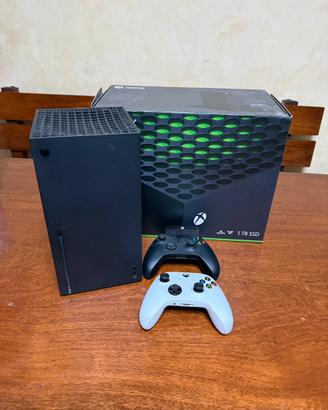 Xbox serire X con due controller