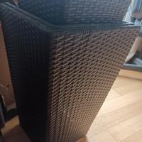 due portavasi di plastica 