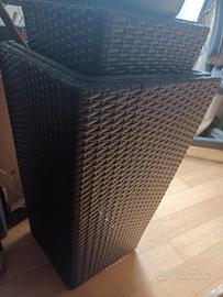 due portavasi di plastica 