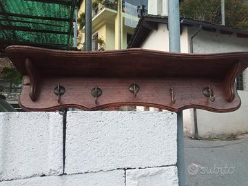 appendi giacche e capelliera.