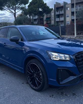 AUDI Q2  IDENTITY BLACK PAKET CARPLAY KAM LED AUT