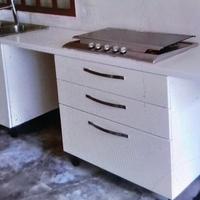 top in corian con paraspruzzi in corian
