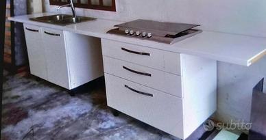 top in corian con paraspruzzi in corian