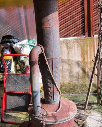 Stufa a legna vintage in ferro – Fascino rustico 