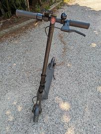 Xiaomi Monopattino Scooter Pro 2 con accessori