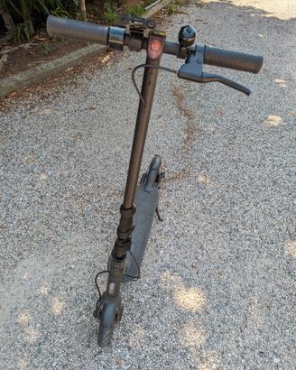 Xiaomi Monopattino Scooter Pro 2 con accessori