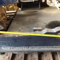 Piastra aggancio lama per pala caricatrice