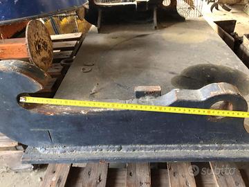 Piastra aggancio lama per pala caricatrice