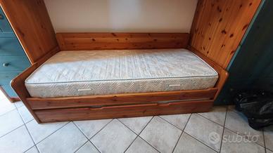 Letto singolo in legno massello con due materassi 