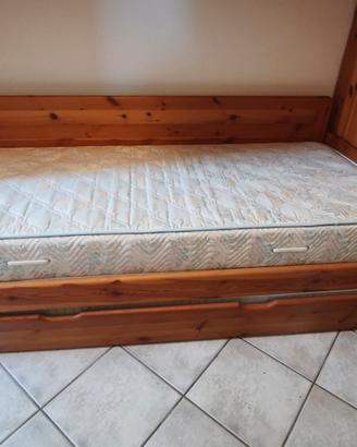 Letto singolo in legno massello con due materassi 