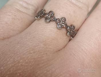 Anello in argento che si ispira al modello Pandora