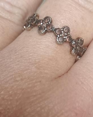 Anello in argento che si ispira al modello Pandora