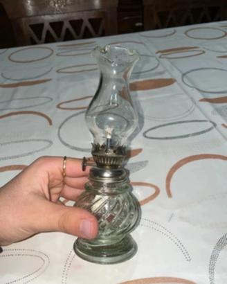 Lampada a petrolio vintage in vetro con stoppino