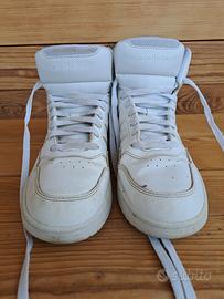 scarpe da ginnastica alte da ragazzo dell'adidas 