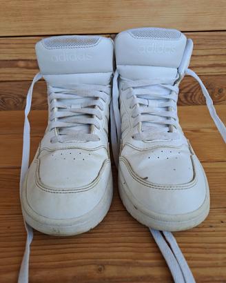 scarpe da ginnastica alte da ragazzo dell'adidas 