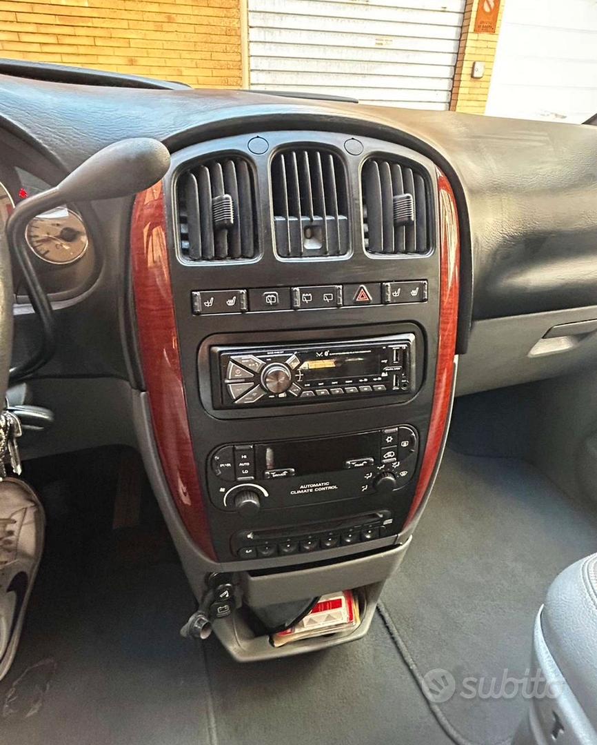 Chrysler Voyager 2010 photo 3
