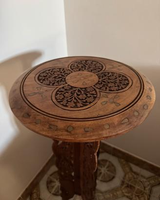 Piedistallo etnico in legno intagliato