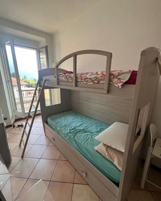 Cameretta letto castello e cassettiera