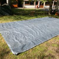 Telo impermabile grigio con anelli