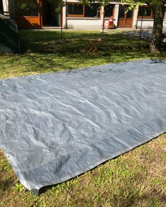 Telo impermabile grigio con anelli