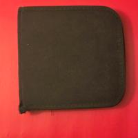Porta CD/DVD con zip nero – compatto e pratico