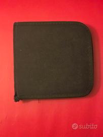 Porta CD/DVD con zip nero – compatto e pratico