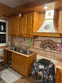 Scaffali cucina legno massello, lampadari, mensola