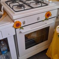 Piano cottura, cappa e forno 