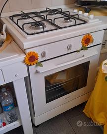 Piano cottura, cappa e forno 