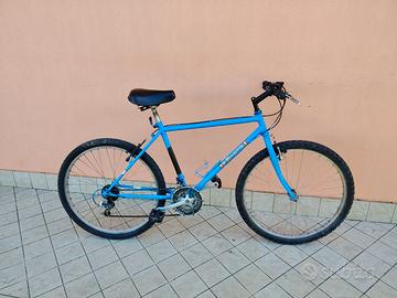Bicicletta da 26 celeste con cambio 18 v meccanica