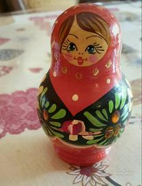 Bambolina Matrioska più scatola in latta