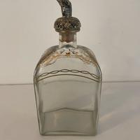 Bottiglia da liquore vintage con disegni dorati