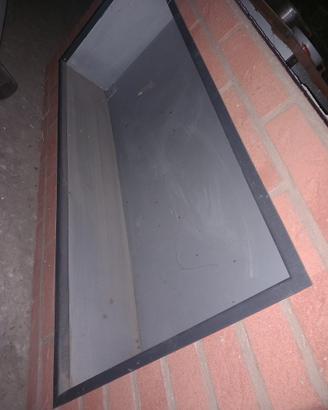 Porta legna da muro. Da sistemare leggermente.