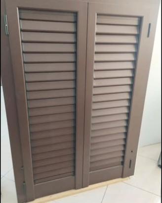 Persiana in alluminio marrone a 2 ante con telaio