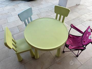 Tavolo con 2 sedie verdi e una fucsia