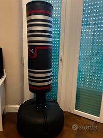sacco da boxe e guanti