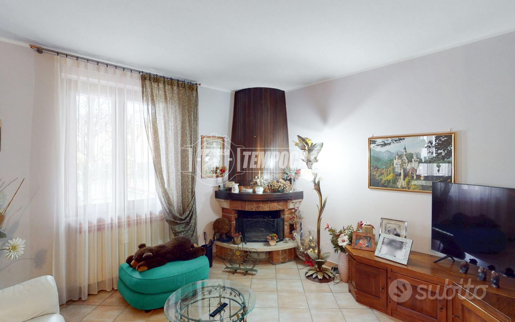 PORZIONE DI VILLA BIFAMILIARE SU 3 LIVELLI CON AMP - Vista 2