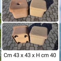 2 poggiapiedi o puff 