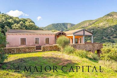 Padru, villa circondata dalla natura