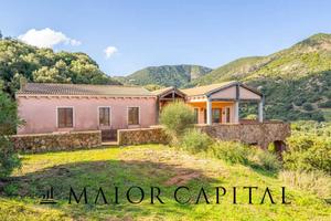 Padru, villa circondata dalla natura